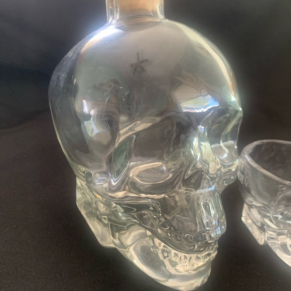 Crystal Head Skull Bottle & Shot glasses - Picture 3 of 11